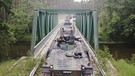 Panzer auf einer Brücke | Bild: Bayerischer Rundfunk 2024