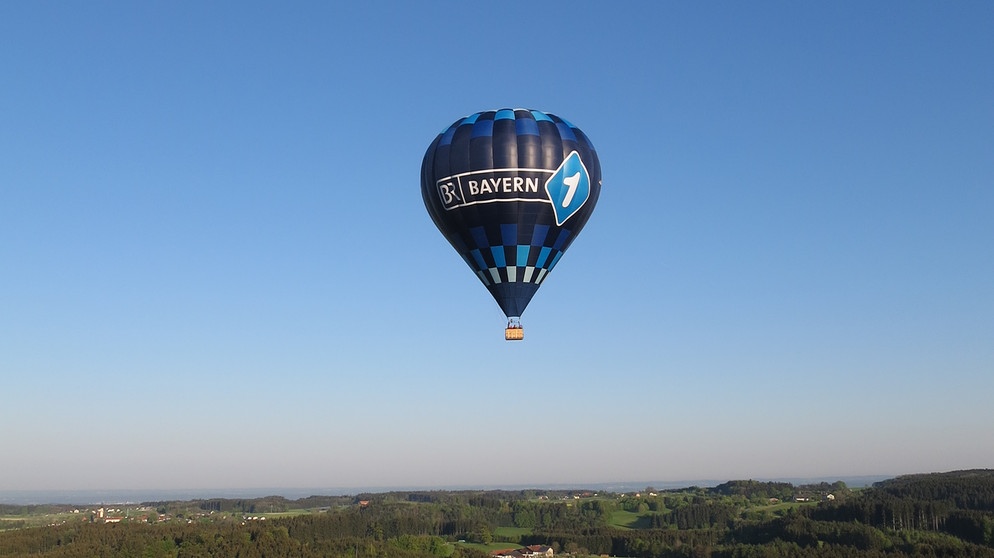 Der BAYERN 1 Ballon schwebt über Bayern  | Bild: BR