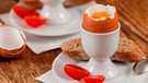 Frühstückei steht in einem Eierbecher auf einem Teller mit einer Kirschtomate | Bild: mauritius images / Libor Vrska / Alamy / Alamy Stock Photos