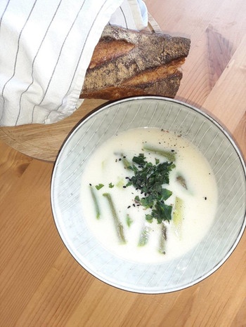 Selbstgemachte Suppe aus grünem Spargel | Bild: BR/ Astrid Hickisch