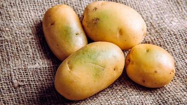 Triebe und grüne Stellen an Kartoffeln, Knoblauch und Zwiebeln | Bild: mauritius images / FotoHelin / Alamy / Alamy Stock Photos