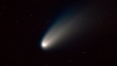Ein Komet ist am Sternenhimmel zu sehen - Symbolbild | Bild: picture alliance / imageBROKER | Wothe, K.
