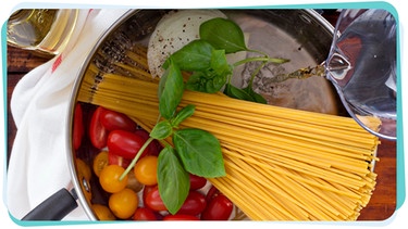 Zutaten für eine One Pot Pasta liegen in einem Topf, daneben Tomaten | Bild: mauritius images / Elena Veselova / Alamy / Alamy Stock Photos, Montage: BR