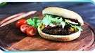 Saftiger veganer Burgerbratling in einem Cheeseburger | Bild: BR