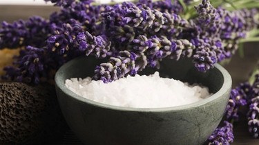 Lavendelblüten und Schale mit Salz | Bild: mauritius-images