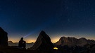 Mann mit Stirnlampe beobachtet den Sternenhimmel in den Bergen bei Ehrwald | Bild: mauritius images