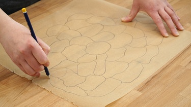 Das Giraffen-Muster wird auf das Backpapier gezeichnet | Bild: BR