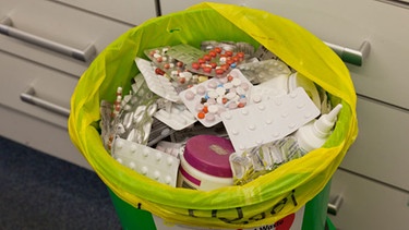 Mülleimer mit medizinischem Abfall | Bild: mauritius-images