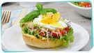 Osterei-Speck-Burger liegt auf einem Teller | Bild: colourbox, Montage: BR