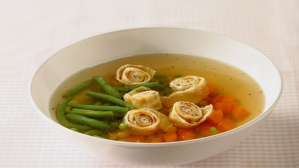 Klare Suppe in Teller mit Pfannkuchenringen. | Bild:  mauritius images / Profimedia.CZ a.s. / Alamy