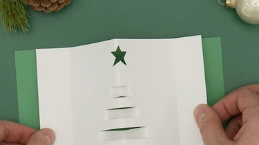 Eine mit Schnittmuster versehene Weihnachtskarte zum Nachbasteln | Bild: BR