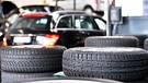 Reifen in Autowerkstatt | Bild: mauritius bilder / Industrieansicht / Alamy / Alamy Stockfotos