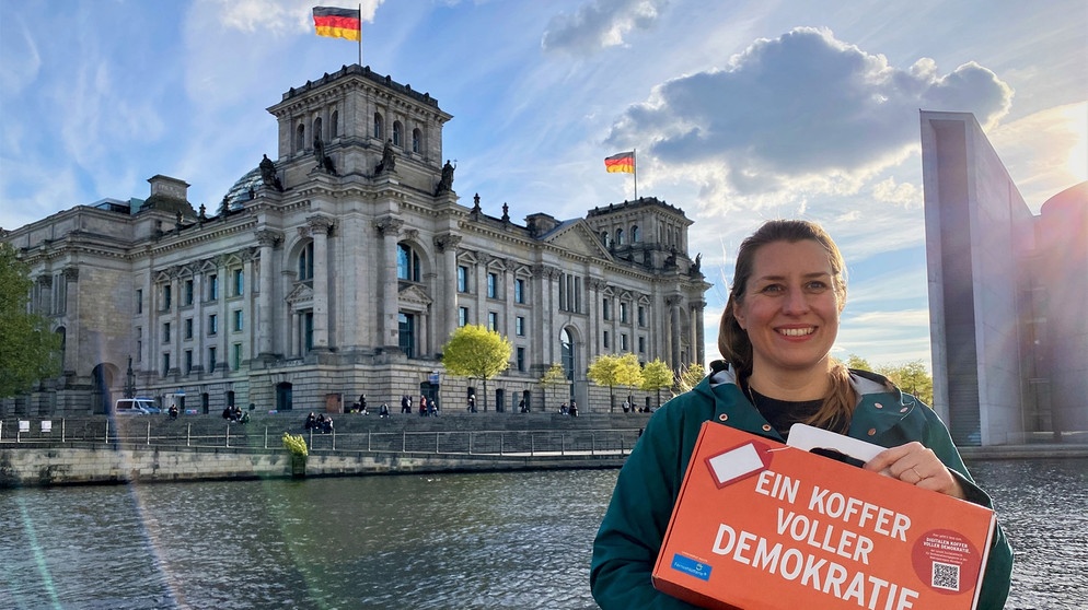 Anna Kemmer mit dem "Koffer voller Demokratie" in Berlin | Bild: BR/Christian Wölfel